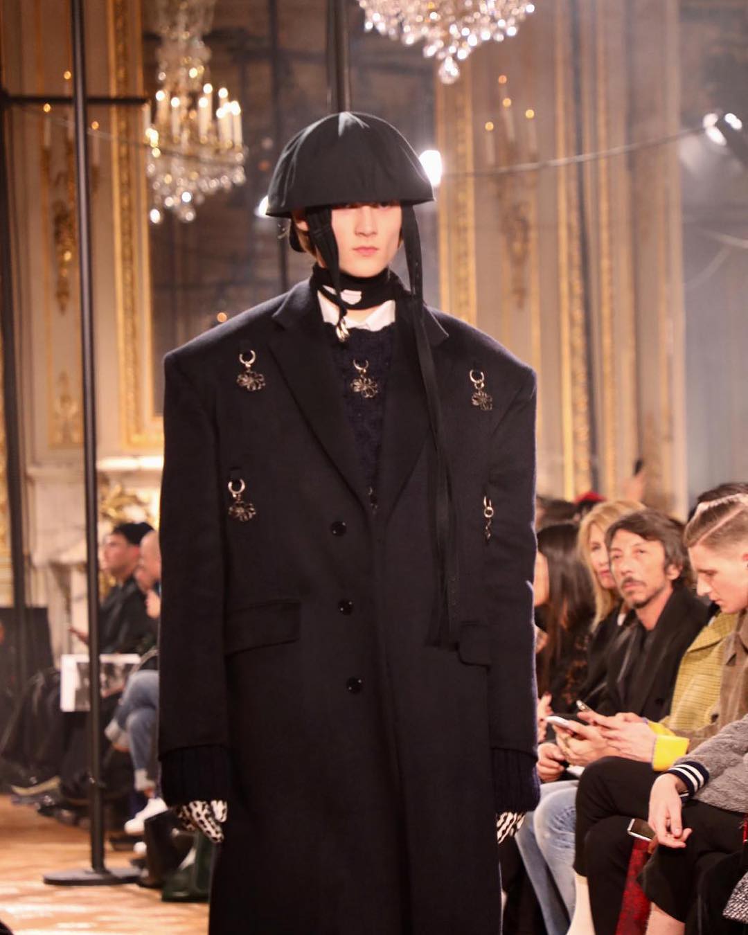 Неделя мужской моды в Париже: мировые кутюрье устроили на подиуме "объемный хаос" (фото)