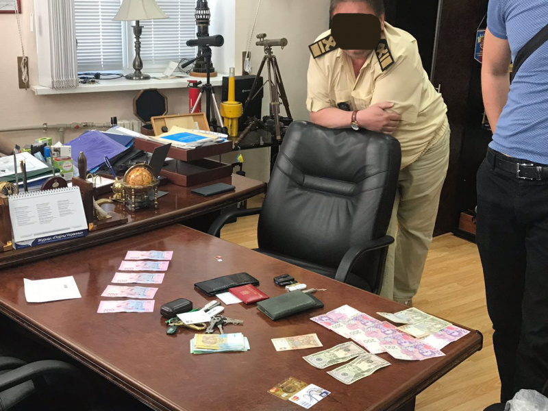 В Мариуполе чиновника АМПУ разоблачили на взятке