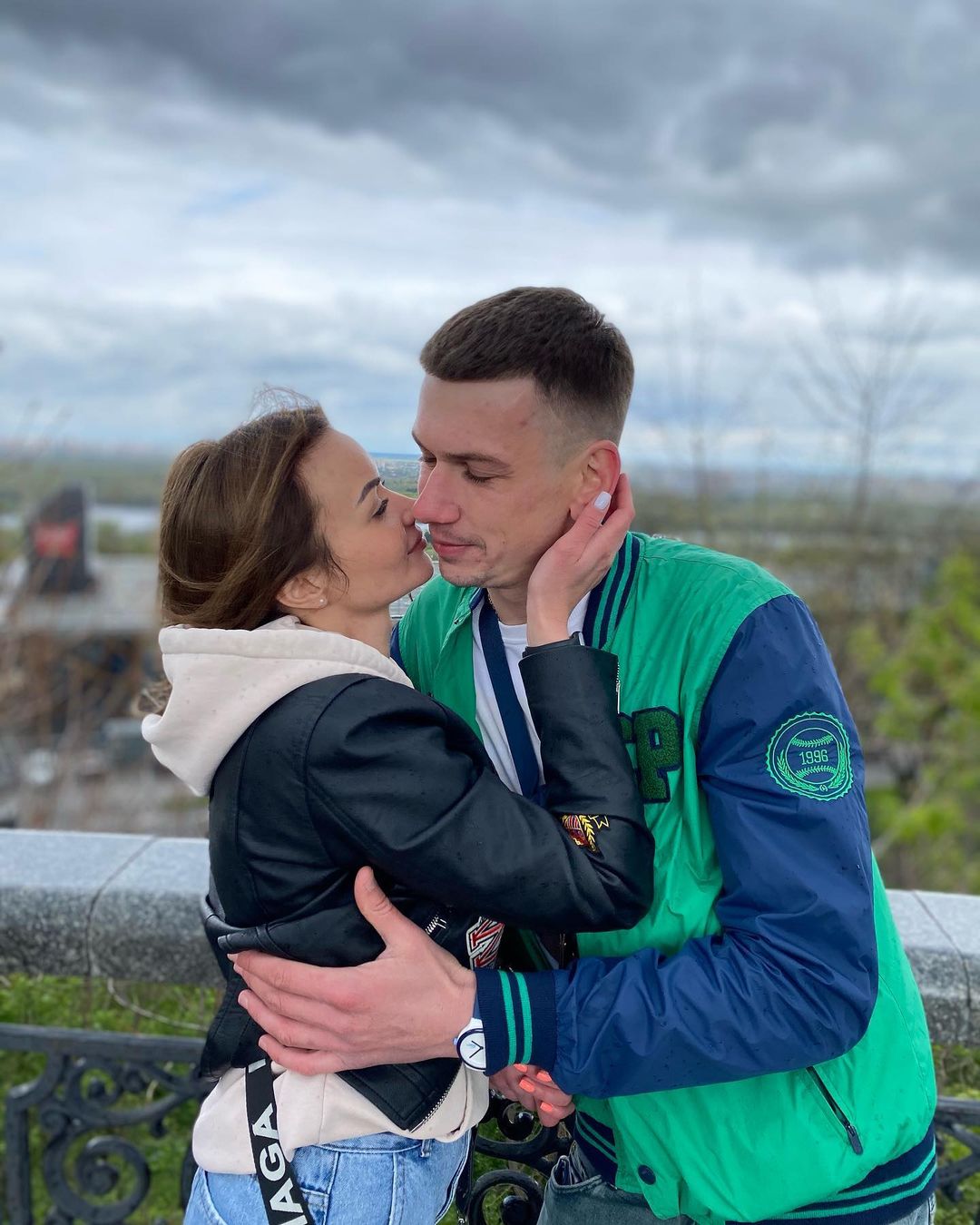 Закохані, які скували себе ланцюгом, передумали роз'єднуватись: мають нові плани