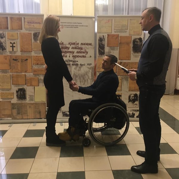 Боєць АТО з інвалідністю обвінчався з коханою: мережу зворушила історія героя
