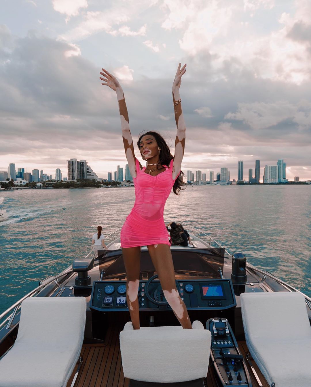 В ярко-розовом мини на яхте: Винни Харлоу "зажигает" с друзьями в Майами