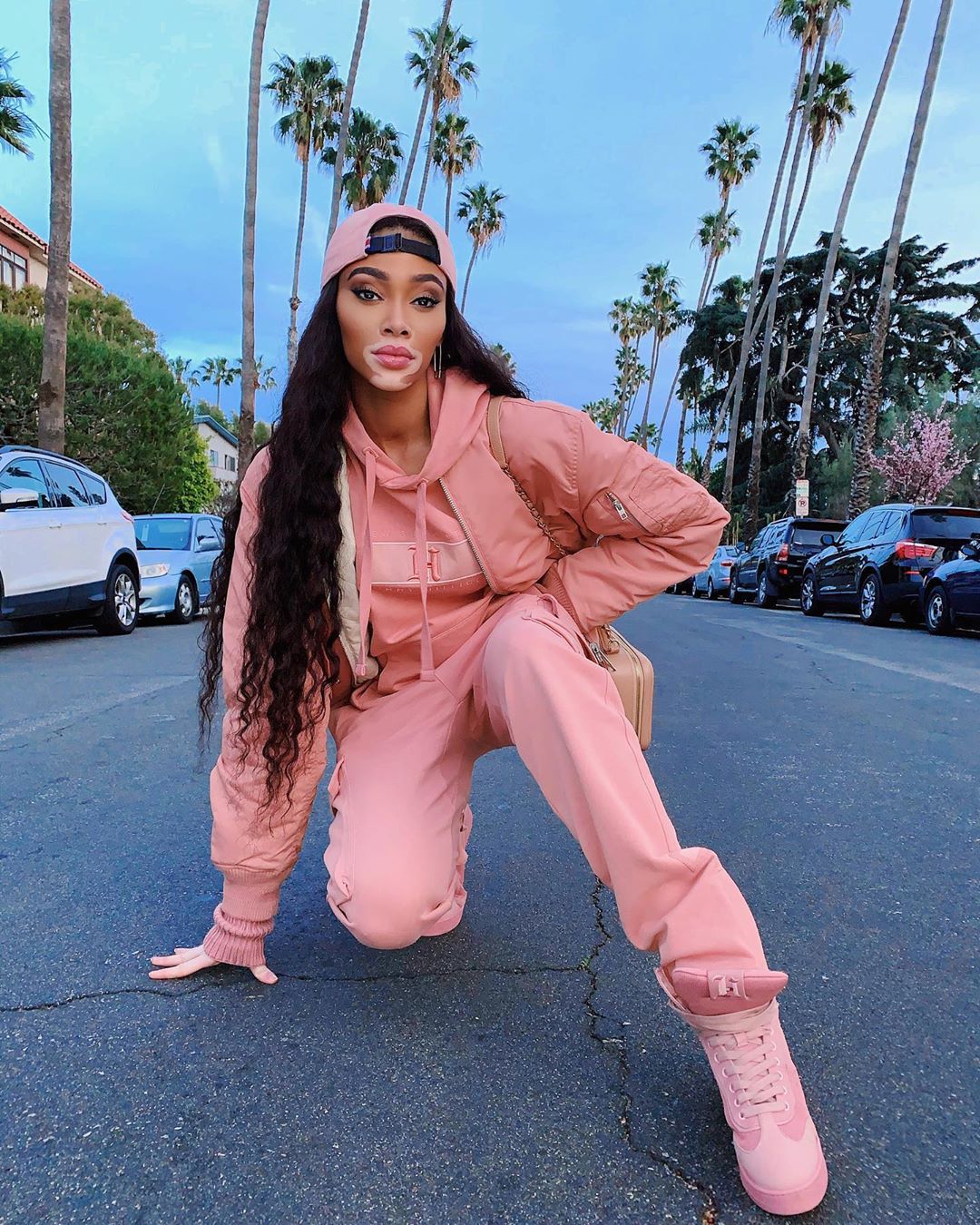 Стильный total pink: Винни Харлоу демонстрирует самый модный наряд сезона