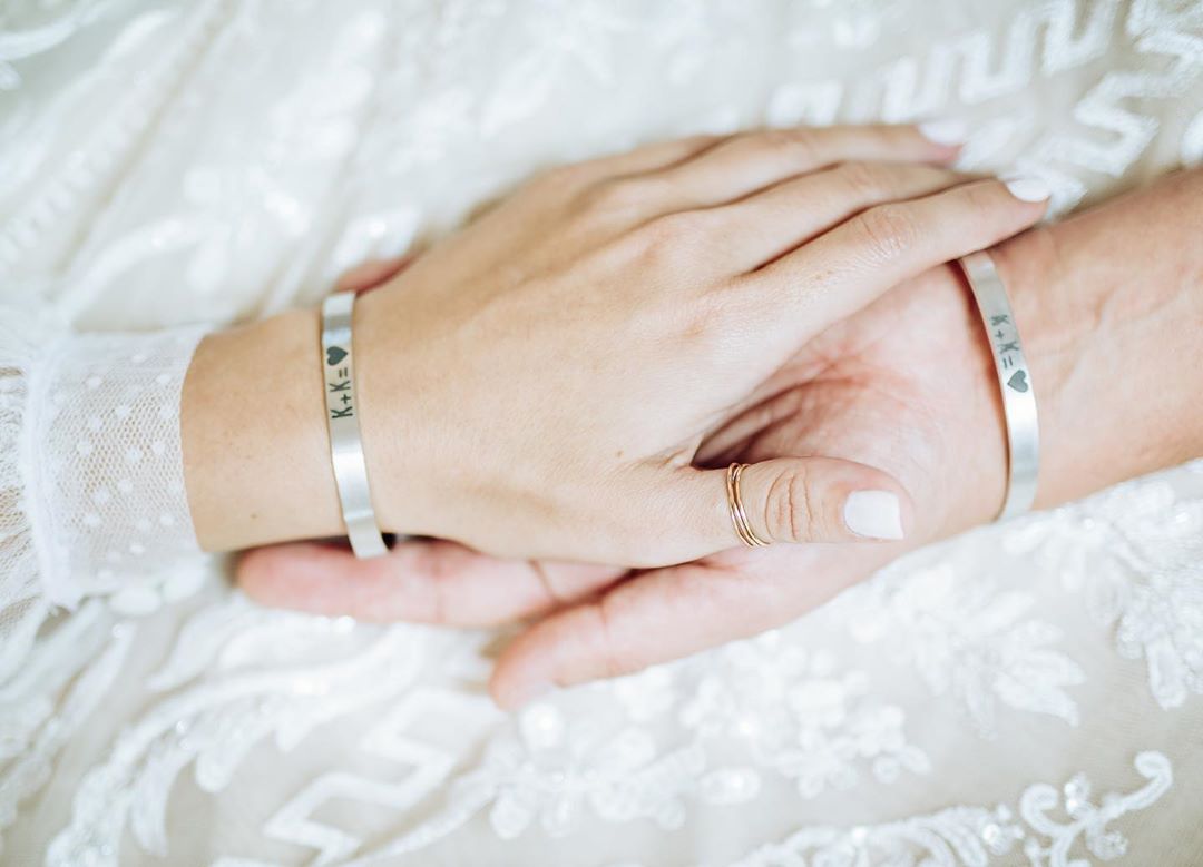 Белое платье, браслеты и катафалк: Ксения Собчак выходит замуж (фото, видео)