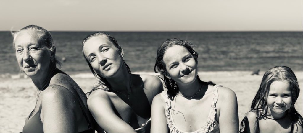 Дружина Євгена Кошового зачарувала сімейним фото з чоловіком і доньками на морі