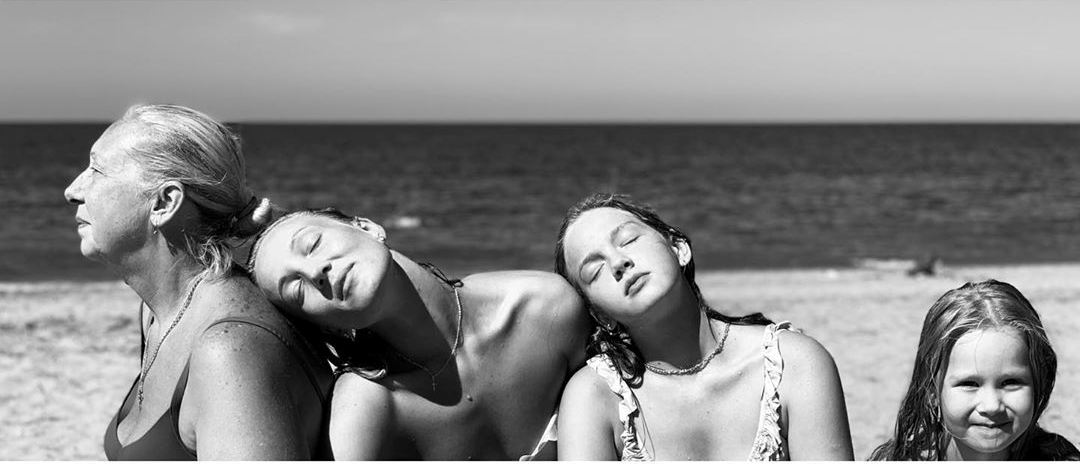 Дружина Євгена Кошового зачарувала сімейним фото з чоловіком і доньками на морі