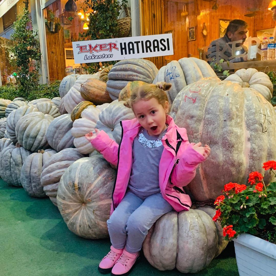 "Дівчата-красотулі": Яна Соломко з донькою влаштували веселий шопінг в Стамбулі