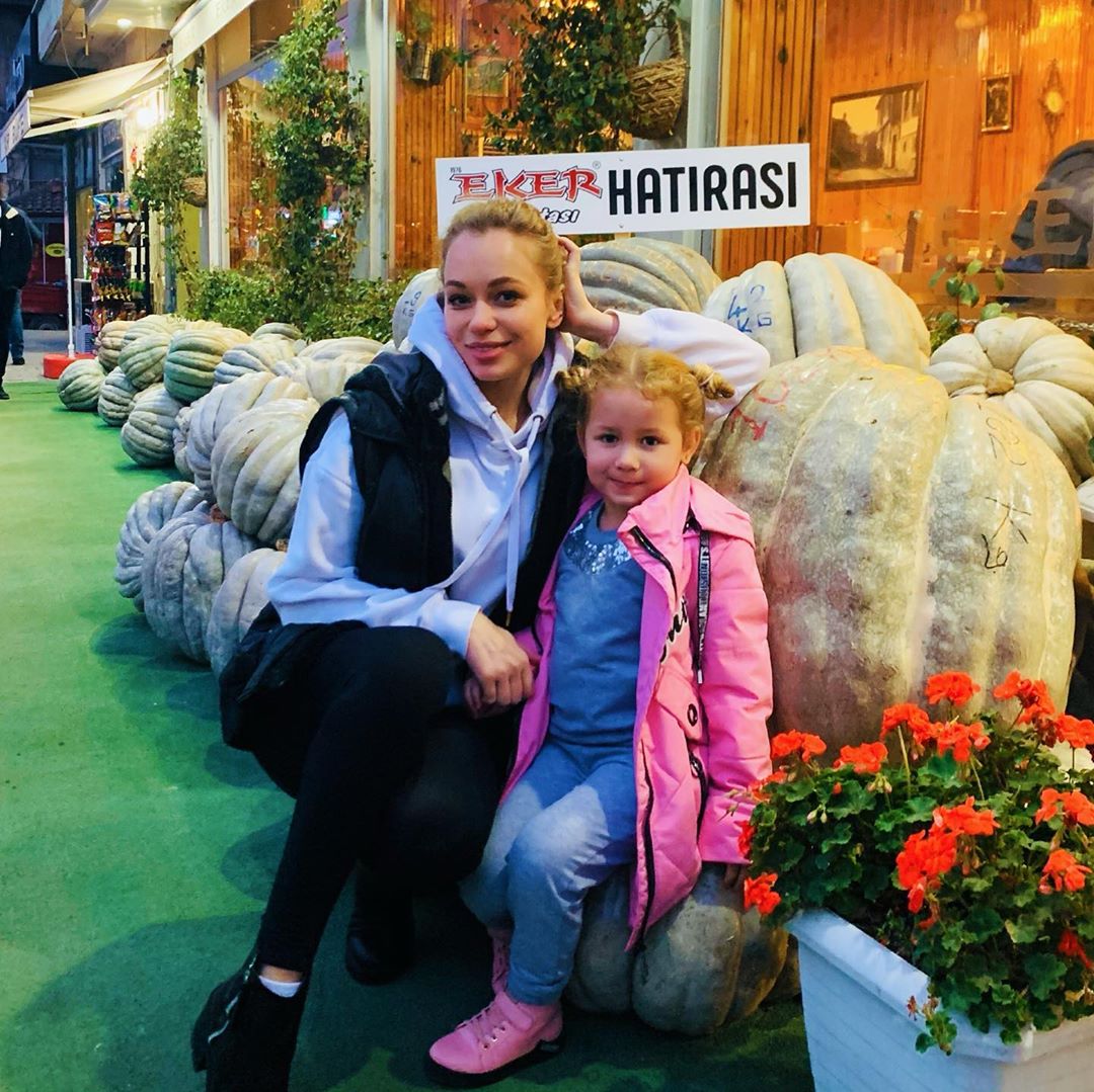 "Дівчата-красотулі": Яна Соломко з донькою влаштували веселий шопінг в Стамбулі