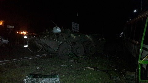 Появились подробности столкновения БТР с автобусом на Донбассе