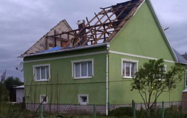 На Закарпатті буревій пошкодив дахи на сотнях будівель