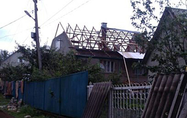 На Закарпатті буревій пошкодив дахи на сотнях будівель