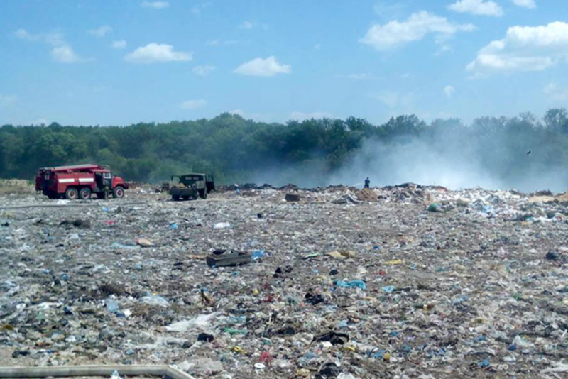 У Полтавській області четверту добу горить Лубенське сміттєзвалище