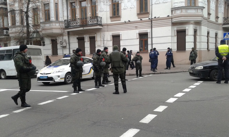 полиция у здания нбу