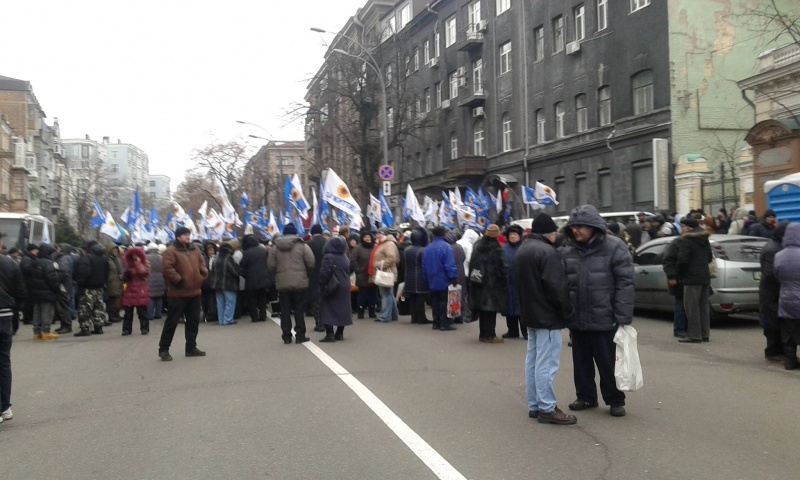 митингующие с флагами партии за жизнь