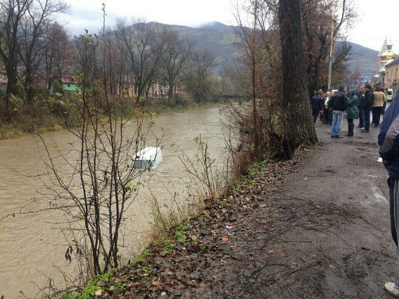 На Закарпатье автомобиль слетел в реку, есть пострадавшие