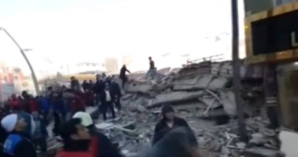 В Стамбулі обвалилася будівля, є жертви