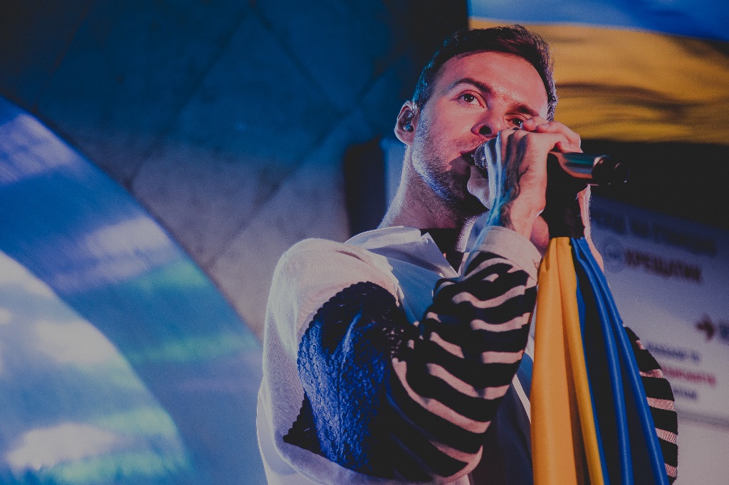 Макс Барских впервые с начала войны спел в Киеве: фото с необычного концерта