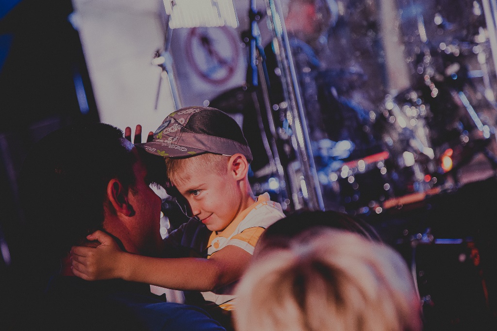 Макс Барских впервые с начала войны спел в Киеве: фото с необычного концерта