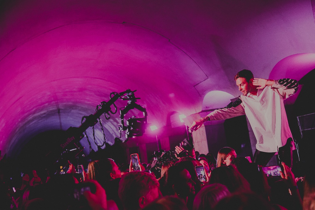 Макс Барских впервые с начала войны спел в Киеве: фото с необычного концерта