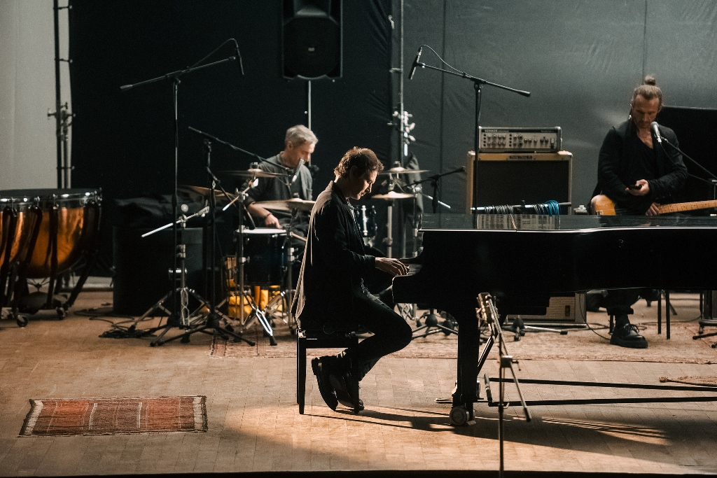 "Моя відповідь виткана зморшками на чолі": Вакарчук заспівав про біль, пам'ять і довічну вдячність