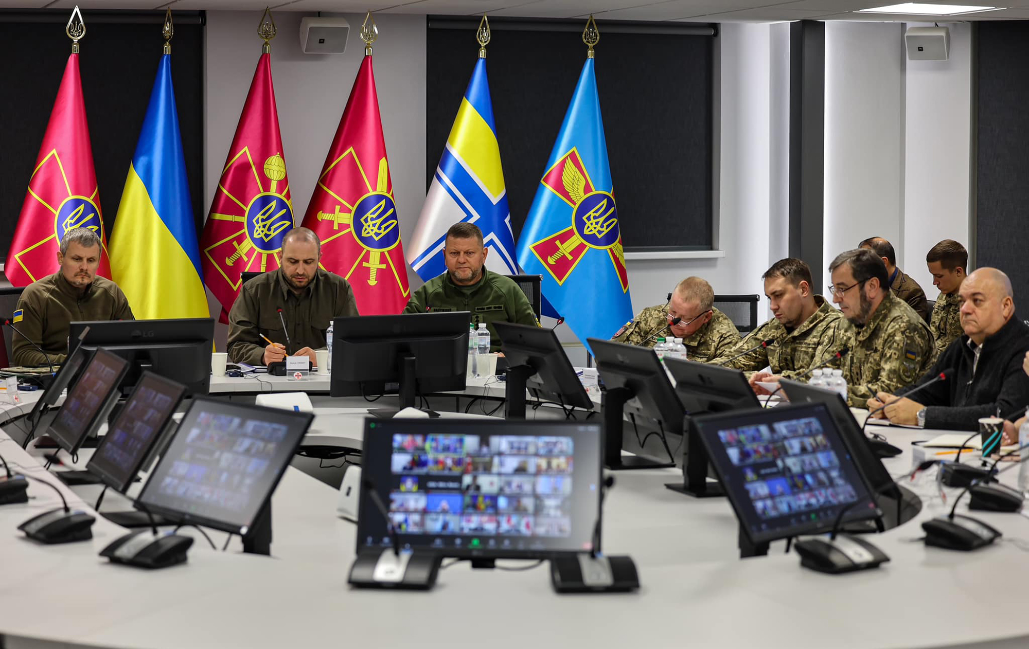 Між двома вогнями. Чи звільнить Зеленський Залужного і що стоїть за їхнім конфліктом