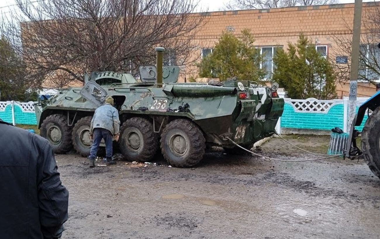 Под Николаевом местные жители захватили вражеский БТР и укатили его на тракторе (фото)