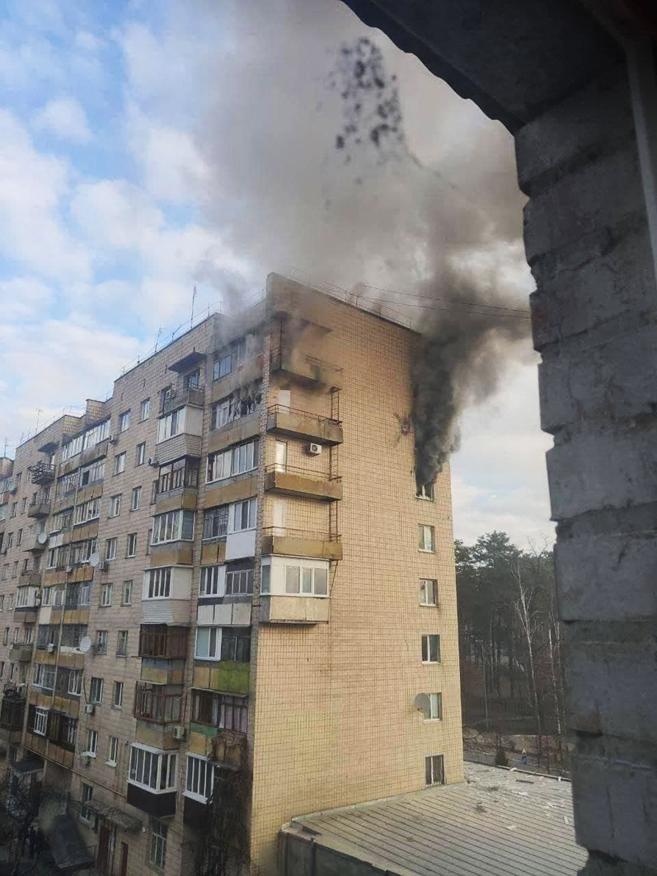 В Буче снаряд попал в многоэтажку. Пожар не смогли полностью потушить из-за обстрелов