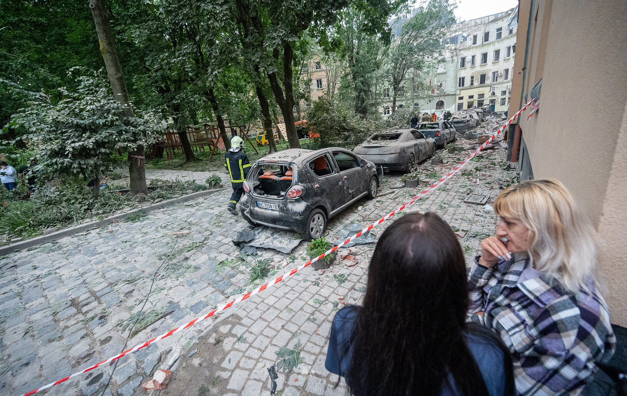 Вчасно вибігли з квартири в укриття: у Львові дивом врятувався журналіст з сім'єю