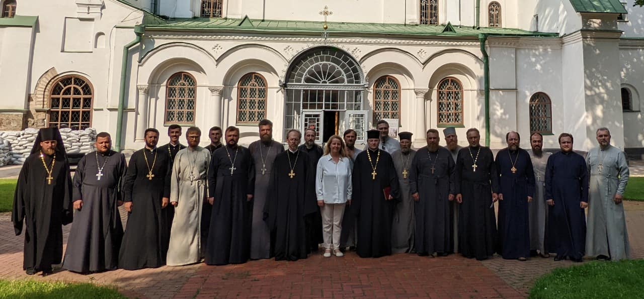 Крок до об'єднання? УПЦ МП може дозволити вірянам вільно молитися у церквах ПЦУ