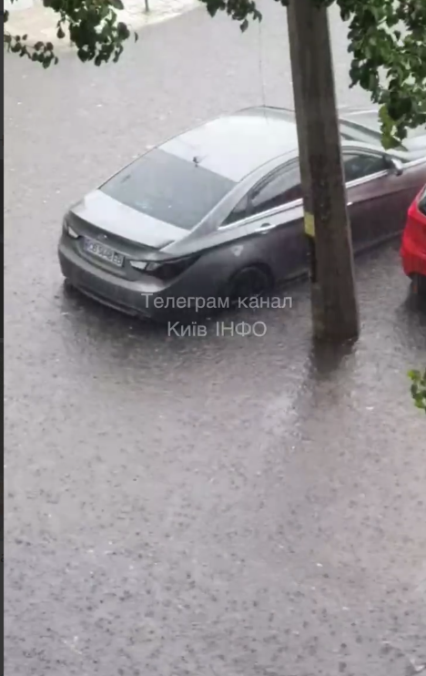 Гроза в Києві затопила переходи: &quot;без гумових чобіт&quot; не пройдеш (фото)