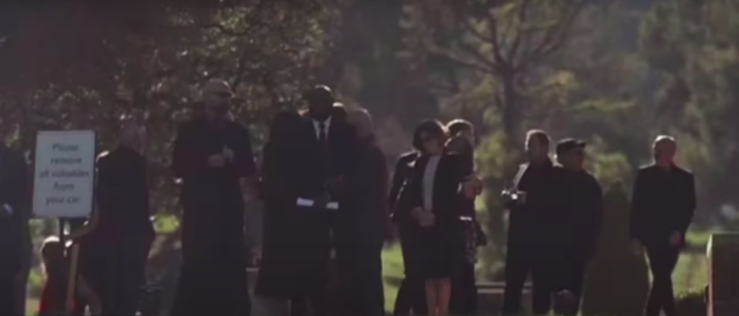 Меттью Перрі поховали у Лос-Анджелесі. Хто прийшов попрощатись із зіркою "Друзів" (фото, відео)