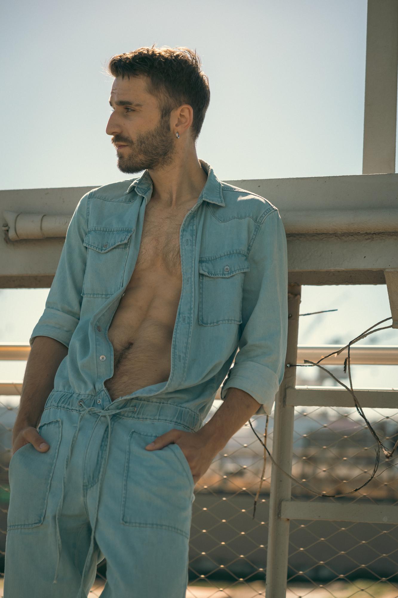 "Долго плакал": украинский певец-гей посвятил песню Ирине Фарион