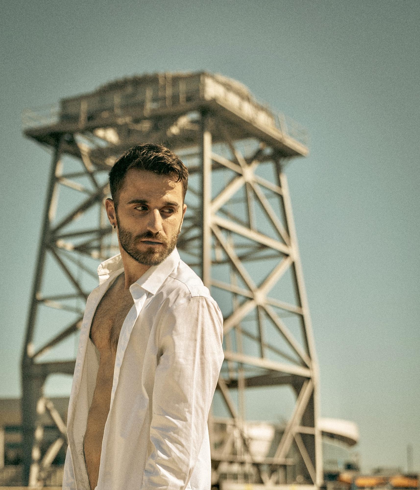 "Долго плакал": украинский певец-гей посвятил песню Ирине Фарион