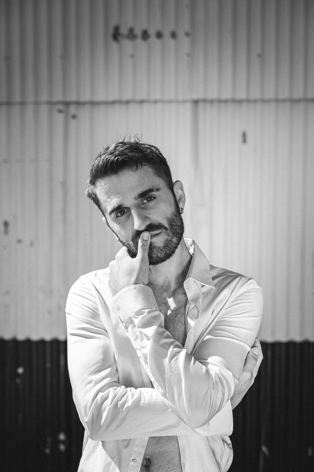 "Долго плакал": украинский певец-гей посвятил песню Ирине Фарион