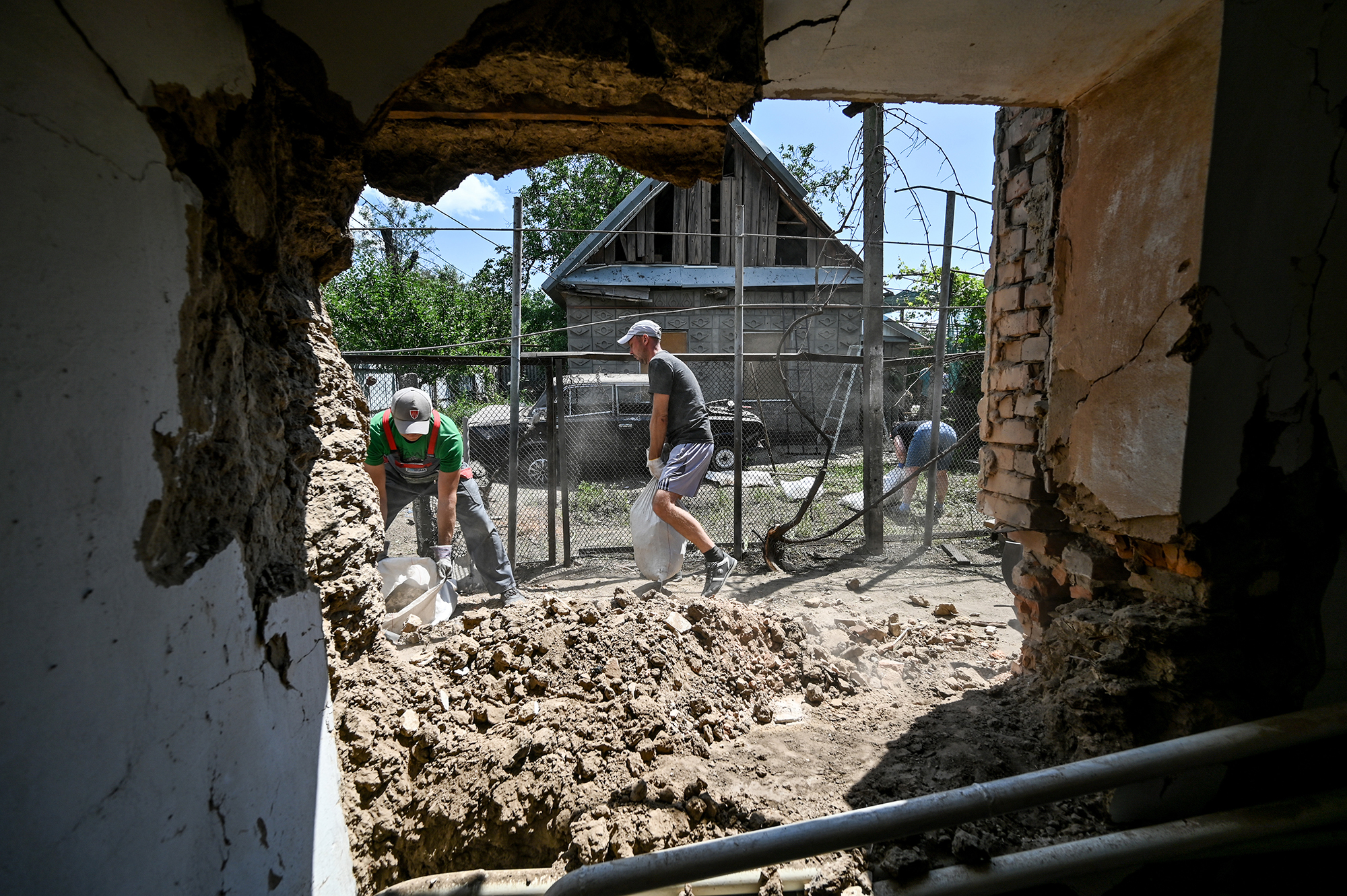 Обстрелы Никополя и Энергодара – репортаж из города рядом с ЗАЭС | РБК  Украина