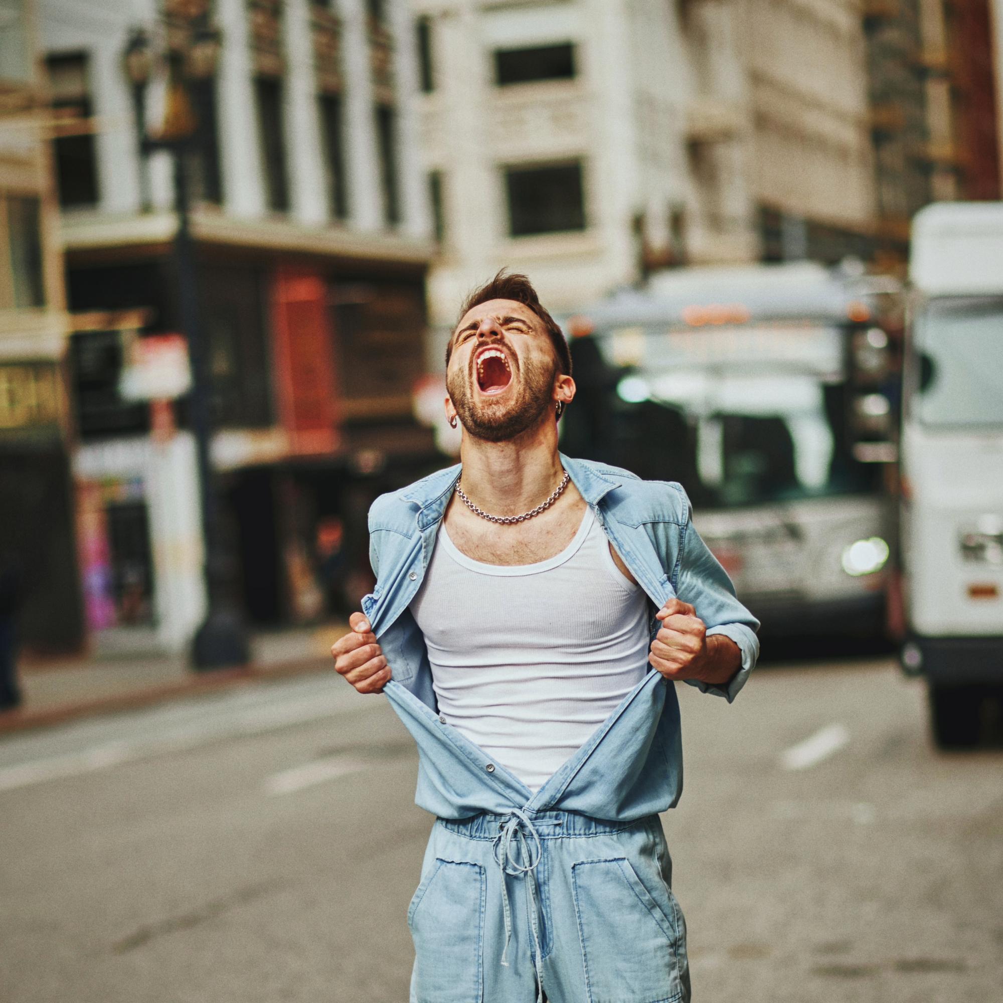 "Долго плакал": украинский певец-гей посвятил песню Ирине Фарион