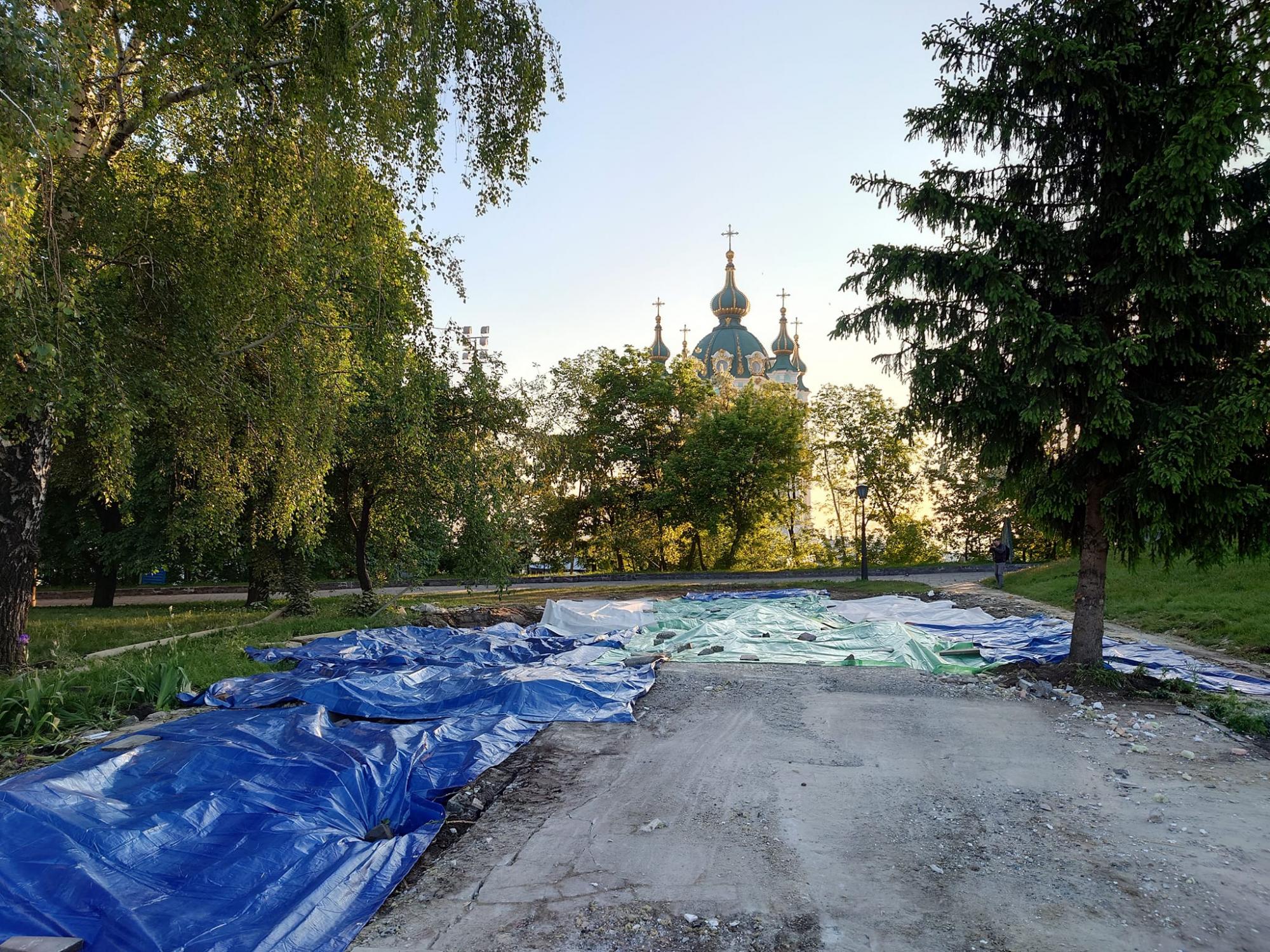 У Києві демонтували незаконний храм-маф УПЦ МП біля Десятинної церкви