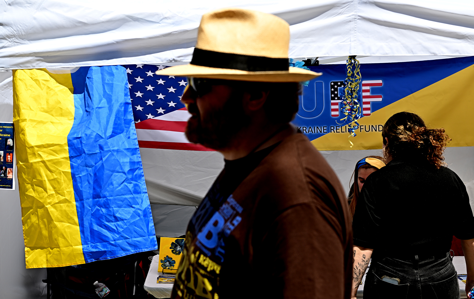 Пошук спонсора та переїзд на два роки. Як допомагають українцям у США