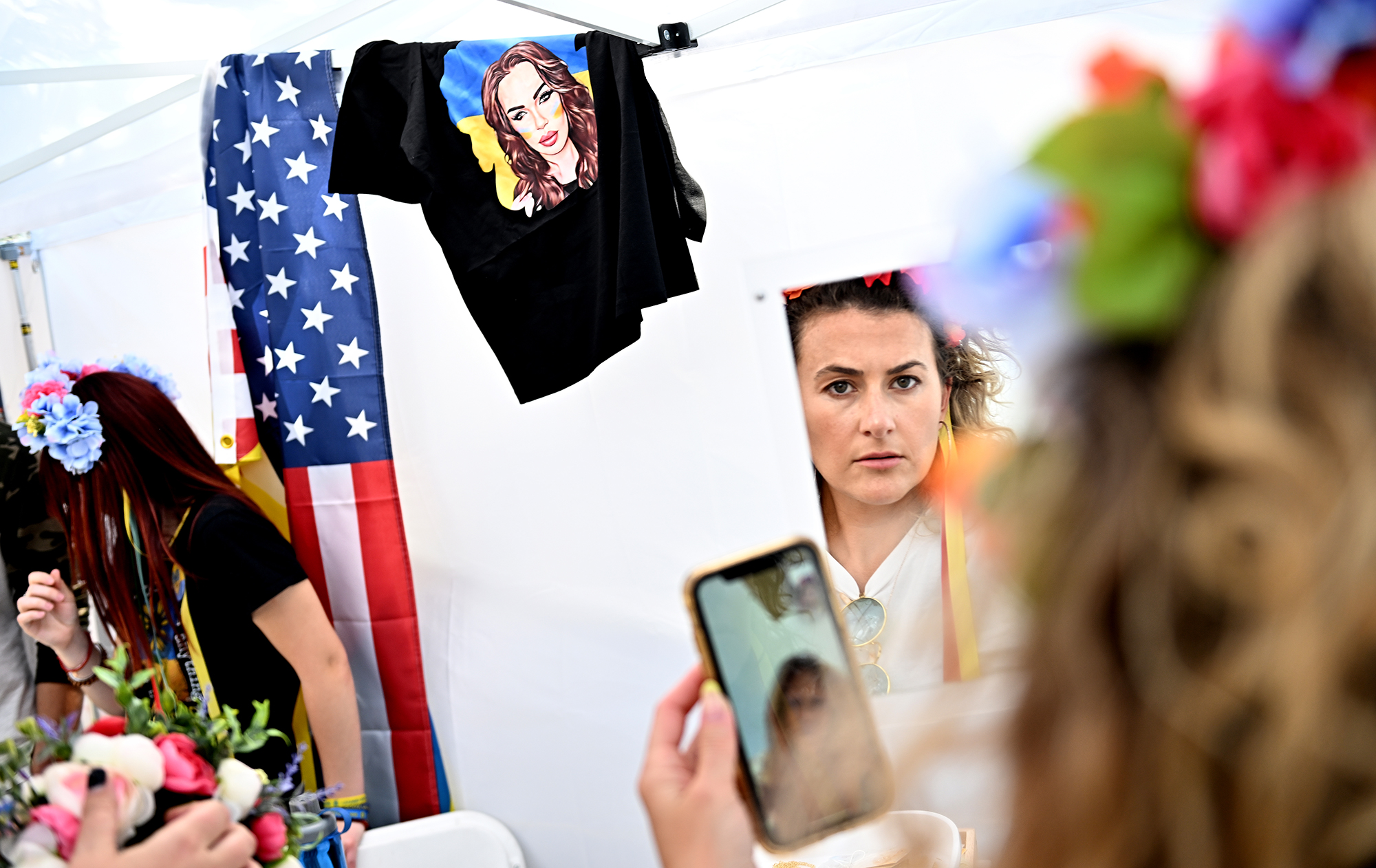 Пошук спонсора та переїзд на два роки. Як допомагають українцям у США