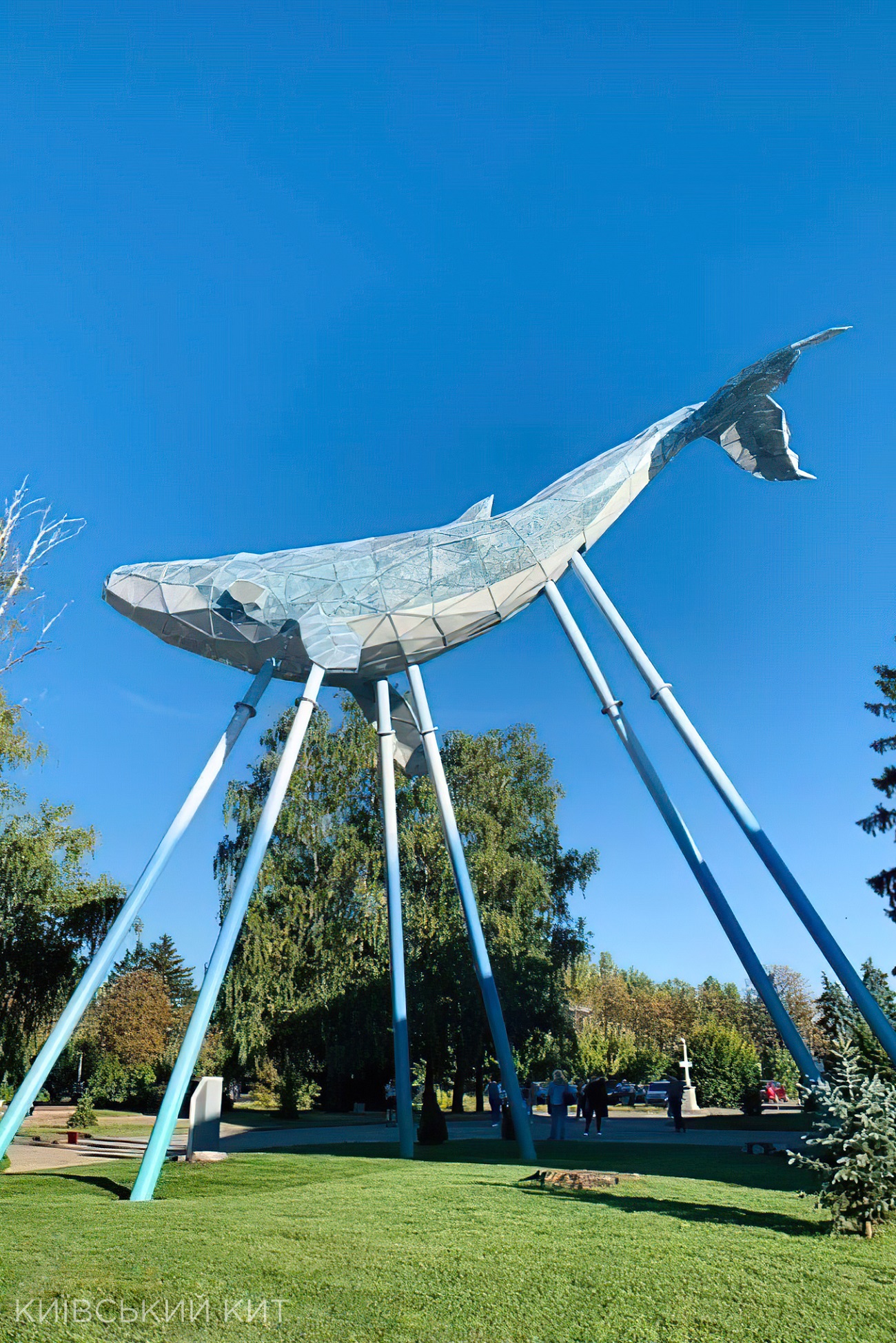 Стало известно, что символизирует огромная скульптура кита, которую установили в Киеве (фото)