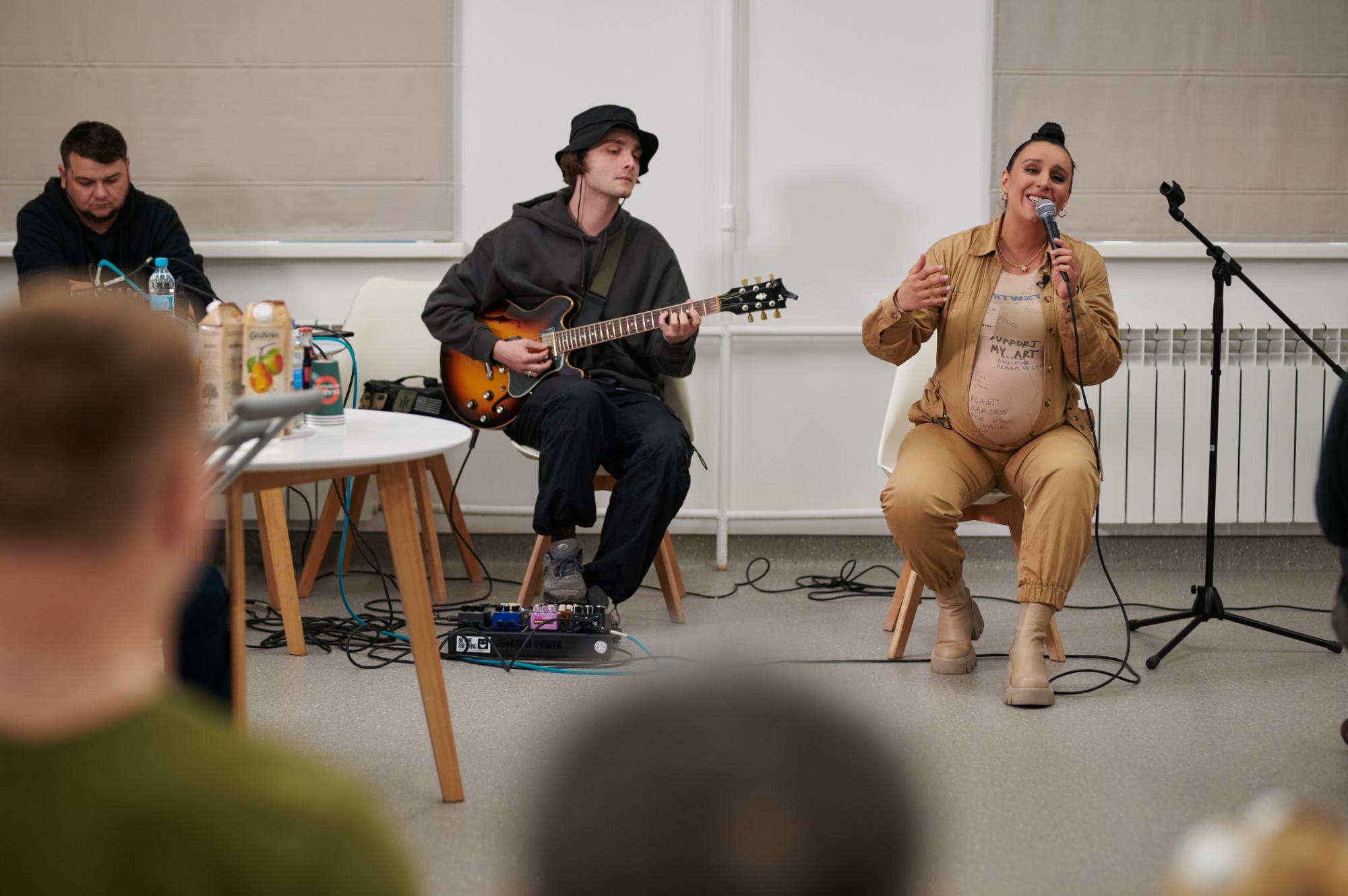 Вагітна Джамала заспівала для поранених військових: зворушливі кадри