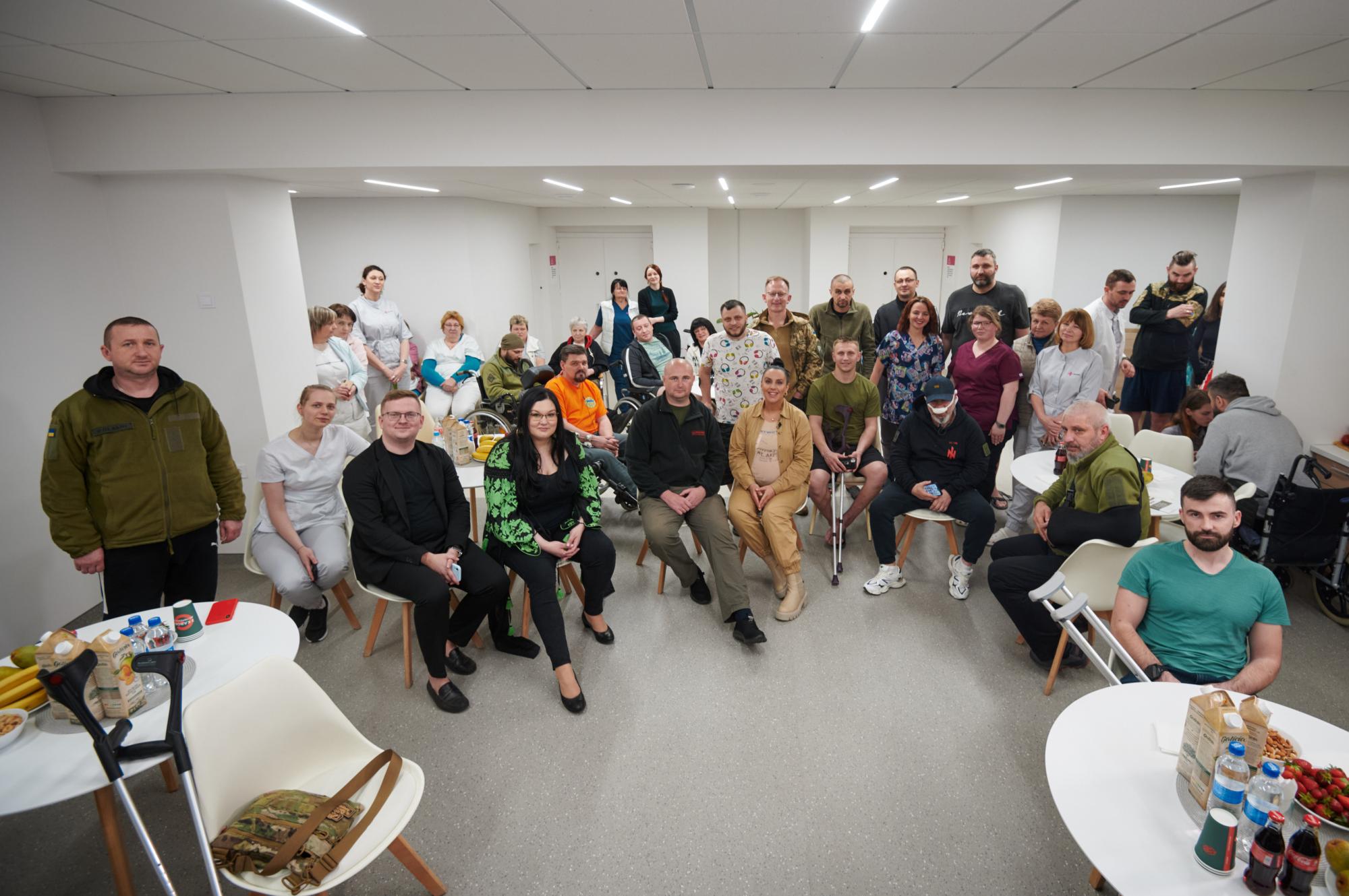 Вагітна Джамала заспівала для поранених військових: зворушливі кадри