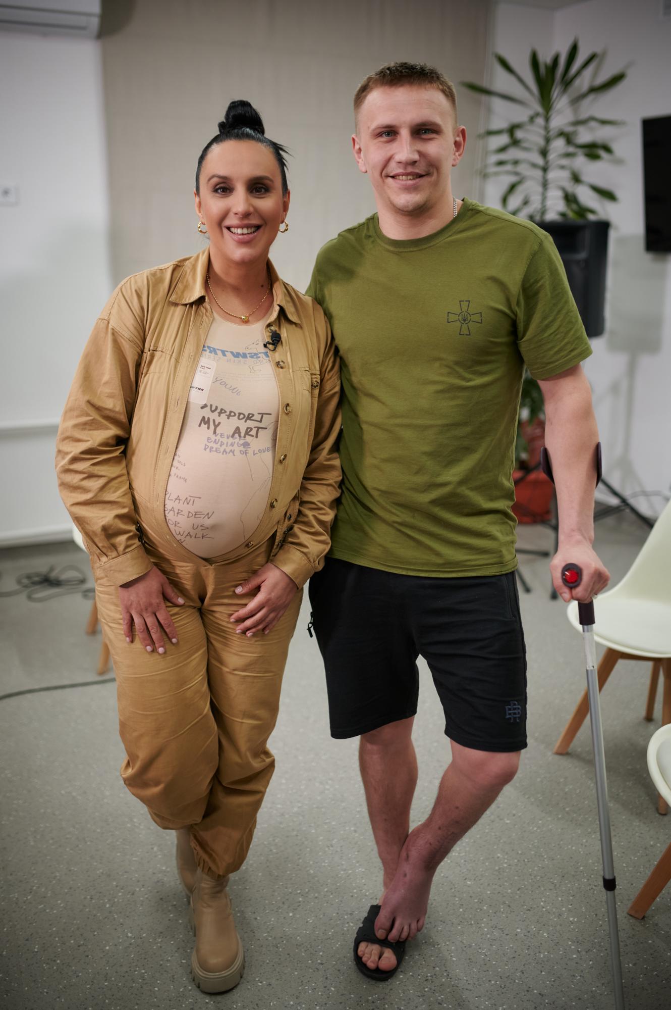 Вагітна Джамала заспівала для поранених військових: зворушливі кадри