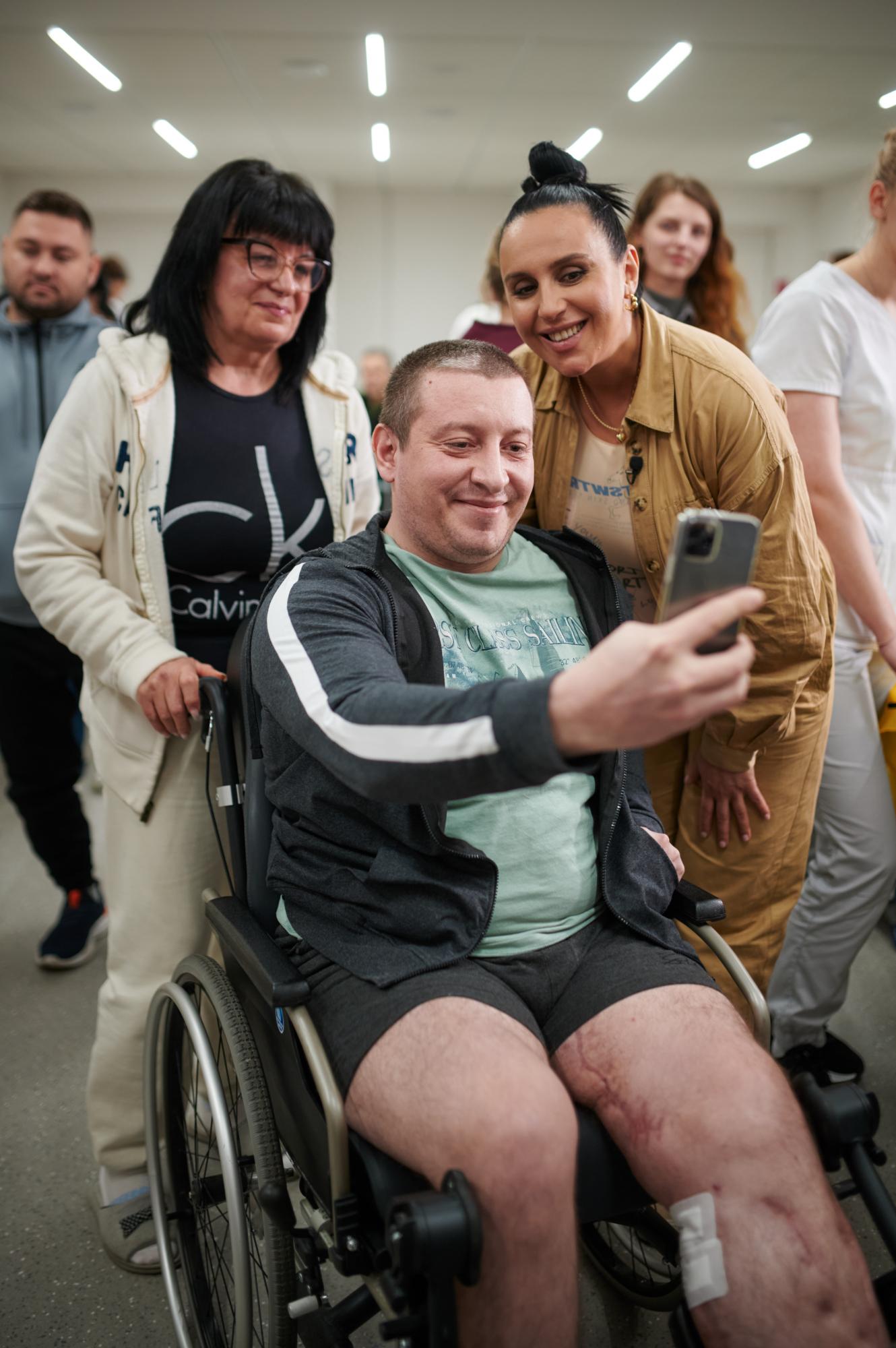 Вагітна Джамала заспівала для поранених військових: зворушливі кадри