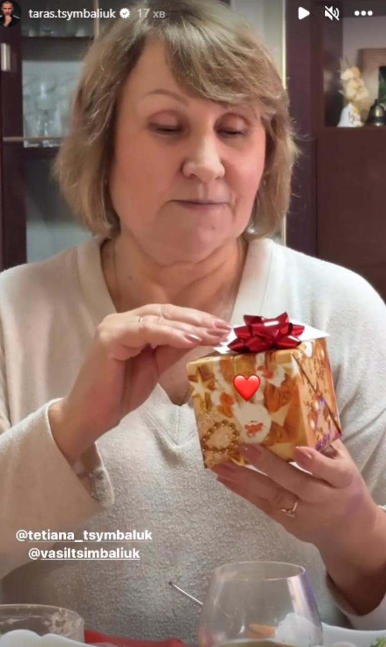 "Історичне фото". Тарас Цимбалюк познайомив батьків зі своєю обраницею