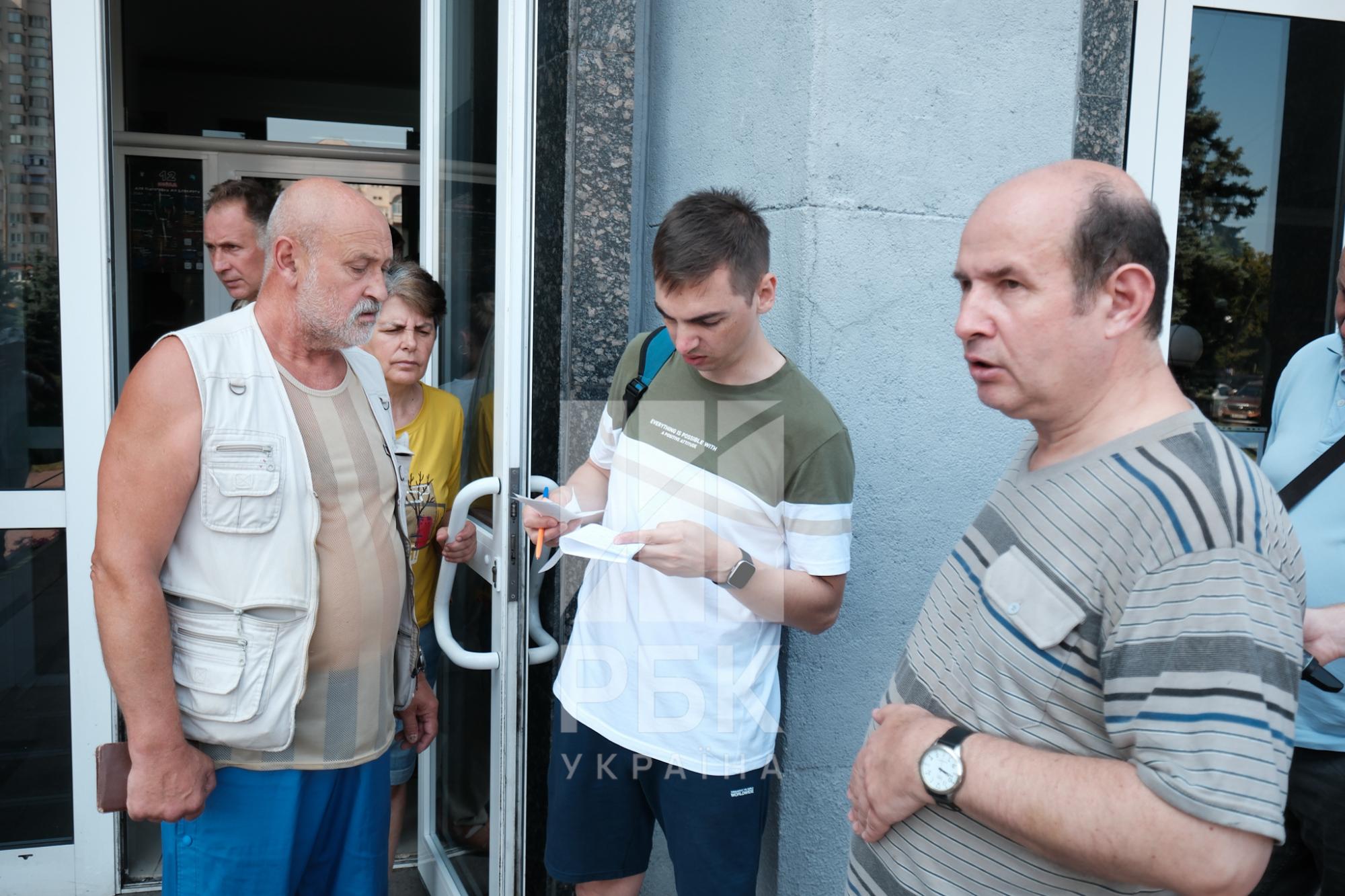 Чергу займали з 5 ранку. Що відбувається у ЦНАПах і ТЦК Києва в останній день оновлення даних (репортаж)