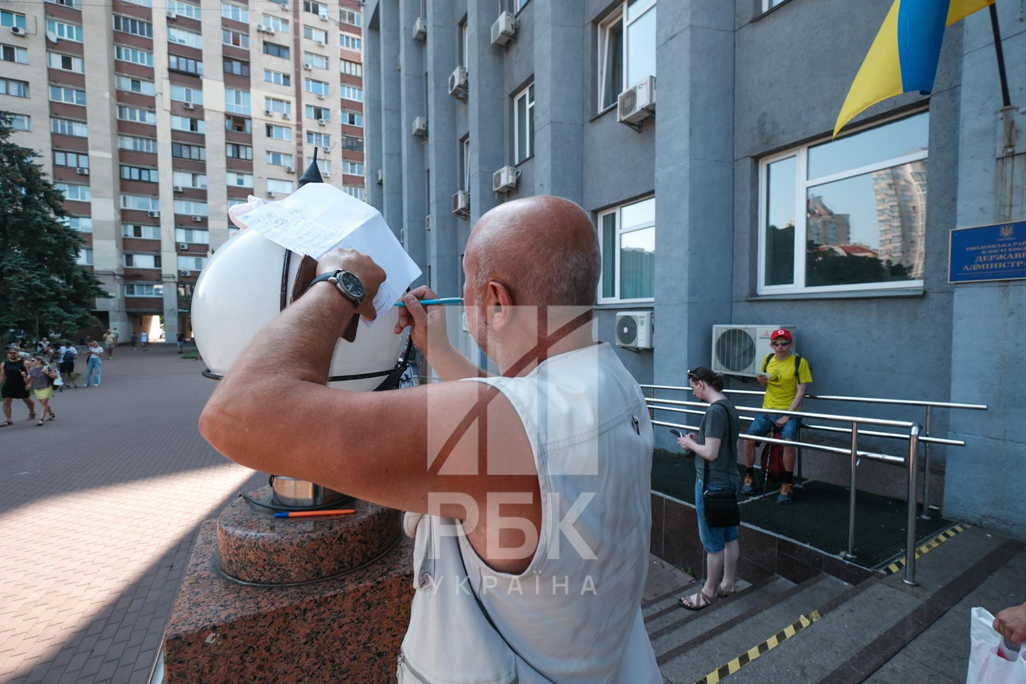 Чергу займали з 5 ранку. Що відбувається у ЦНАПах і ТЦК Києва в останній день оновлення даних (репортаж)