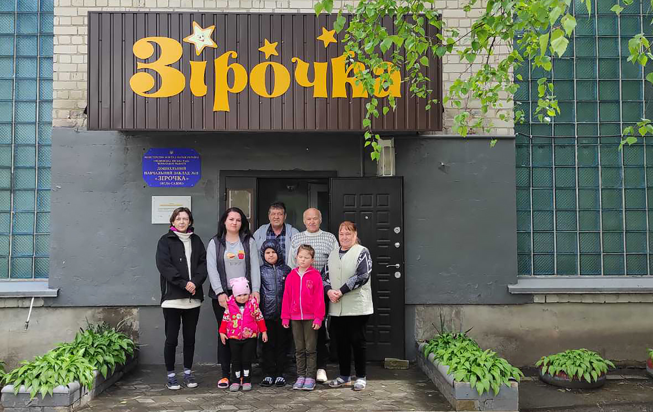 "Куди прийдуть росіяни, жити не залишуся". Як переселенці рятуються від війни у шелтерах