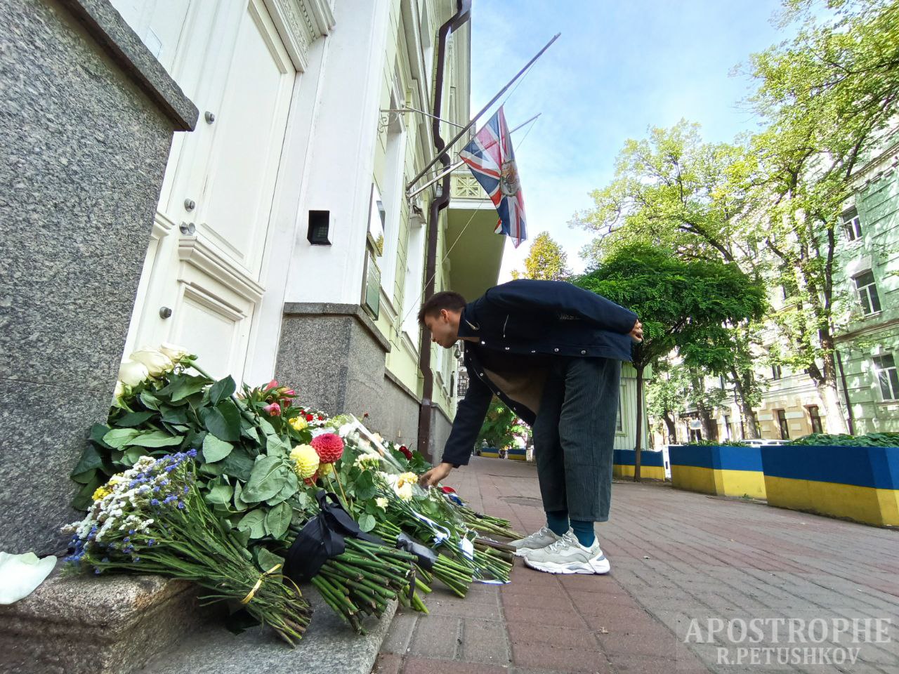 Українці несуть квіти до посольства Британії в Києві, вшановуючи пам'ять Єлизавети II