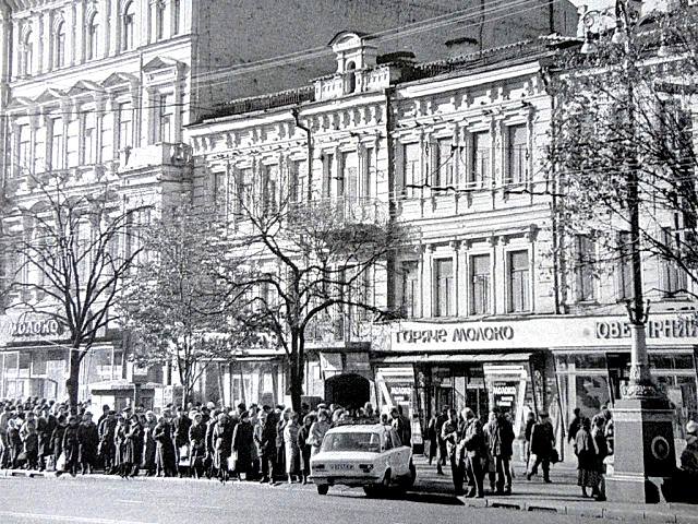 На Хрещатику незаконно розбирають памʼятку архітектури ХІХ століття (фото)