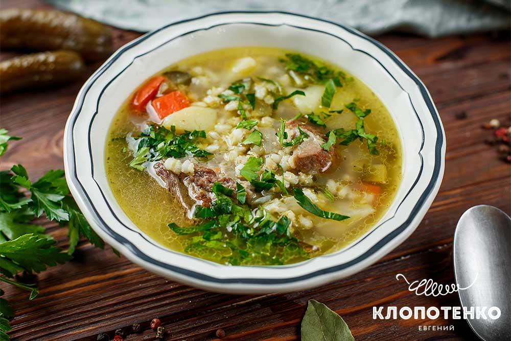 Клопотенко поделился рецептом идеального рассольника, добавив туда "нестандартные" огурцы